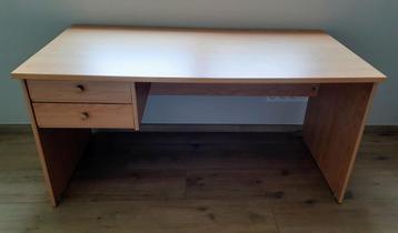 Degelijk bureau 150 cm x 75 cm x 75 cm beschikbaar voor biedingen