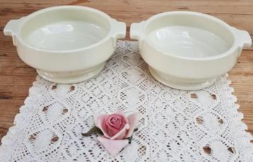 2 Aparte zware vintage creme porseleinen kommen, Mosa beschikbaar voor biedingen