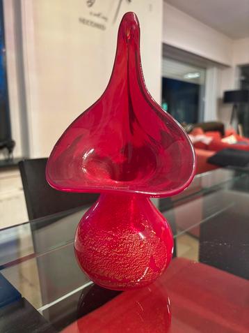 Rode glazen vaas beschikbaar voor biedingen