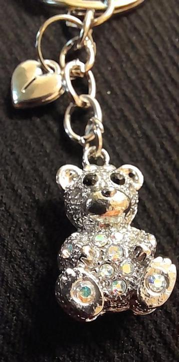 Schattig beertje met steentjes letter vlakke sleutelhanger beschikbaar voor biedingen