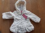 Nieuw wit babyjasje meisje. 12-18 maand, Ophalen of Verzenden, Nieuw, Meisje, Jasje