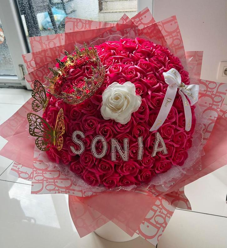 Bouquet de roses en savon personnalisé – Cadeau original, Hobby en Vrije tijd, Feestartikelen, Zo goed als nieuw, Versiering, Ophalen of Verzenden