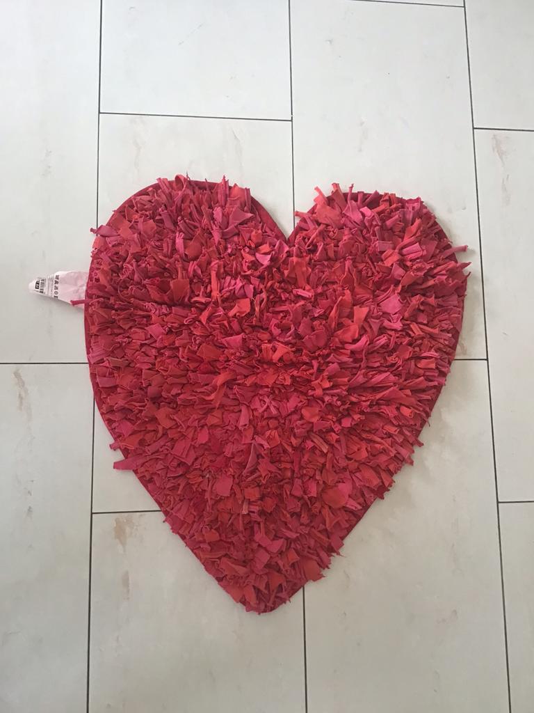 Tapis coeur IKEA, Enlèvement
