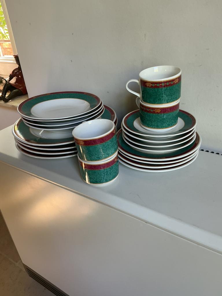 Vaisselle pour 4 personnes, Enlèvement