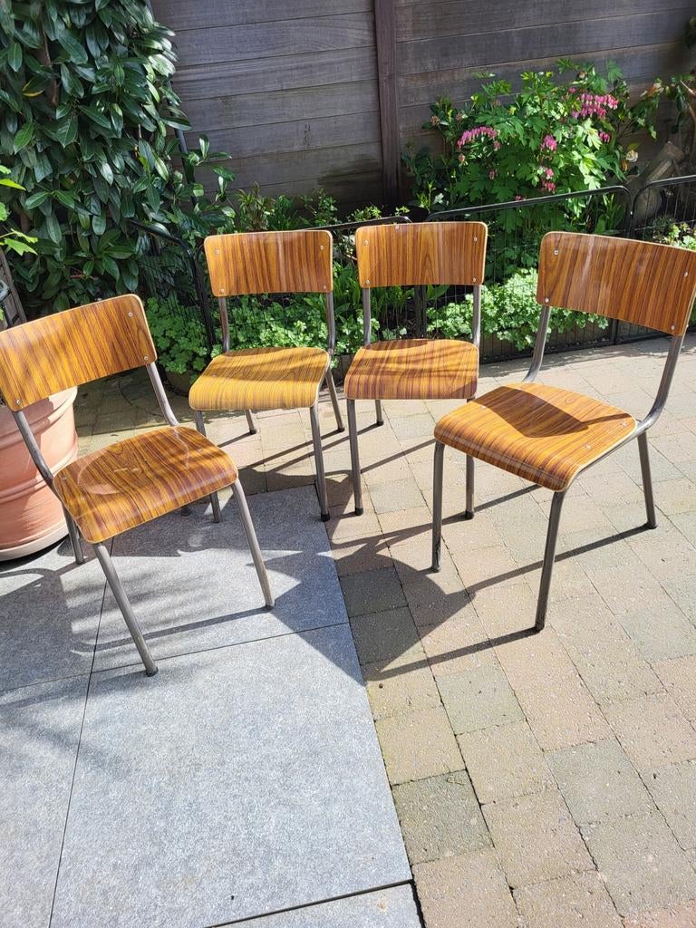 Antieke kleuterschool  stoeltjes., Ophalen