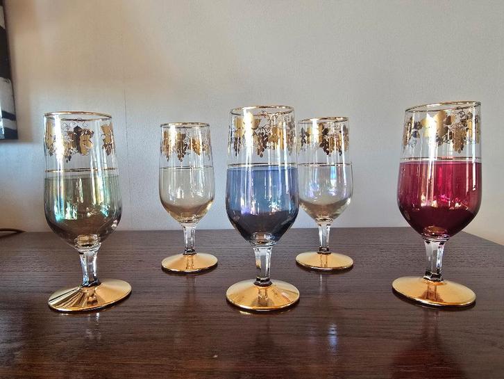 set van 5 vintage gekleurde glazen, Verzamelen, Glas en Drinkglazen, Ophalen of Verzenden