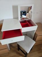 Coiffeuse et son tabouret, Enlèvement