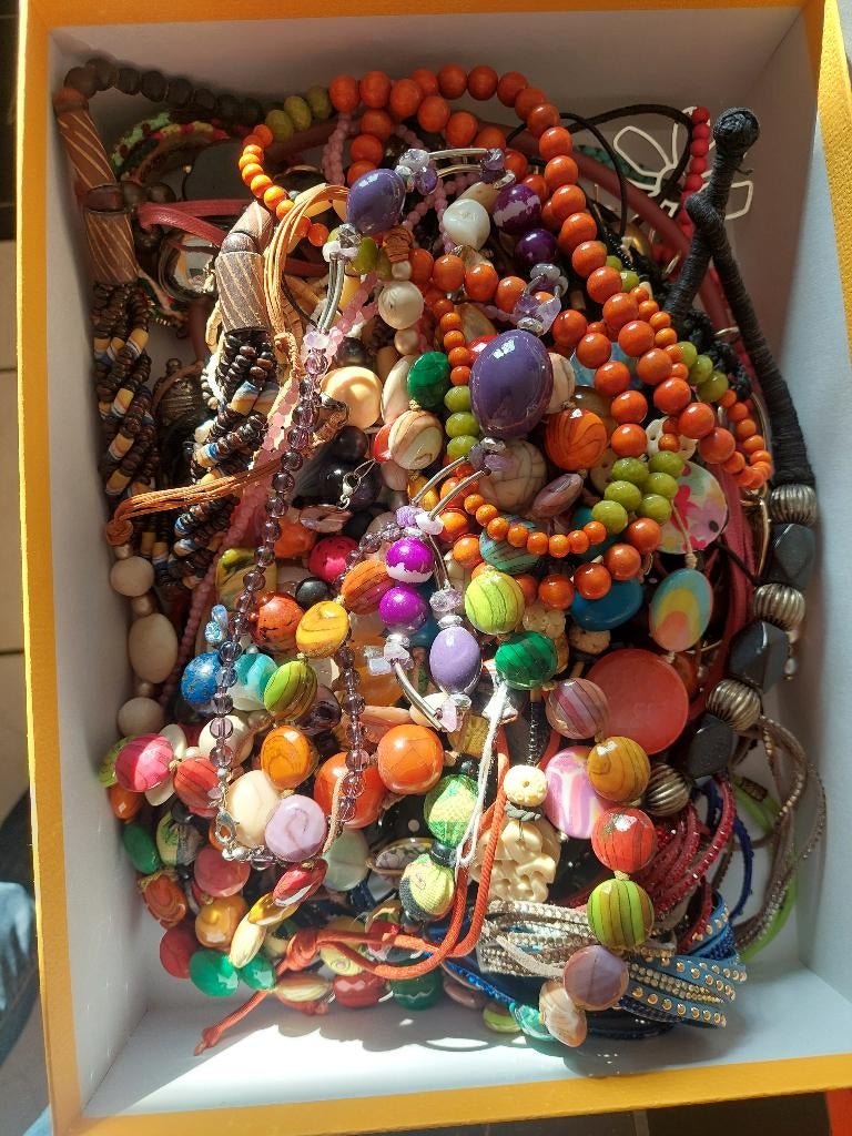Boîte remplie de perles différentes, Autres marques, 4 bracelets à breloques ou plus, Comme neuf, Enlèvement