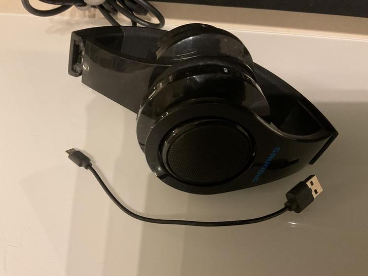 1 gaming headset en 1 draadloze koptelefoon, Games en Spelcomputers, Spelcomputers | Overige Accessoires, Zo goed als nieuw, Ophalen of Verzenden