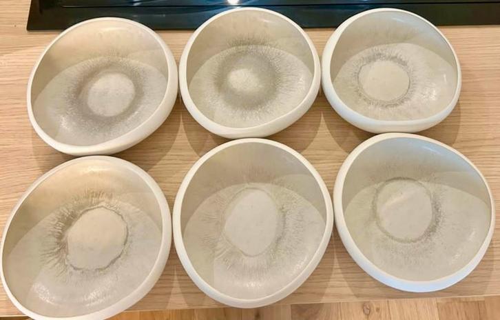 Lot de 12 assiettes creuses en céramique, Maison & Meubles, Cuisine | Vaisselle, Comme neuf, Céramique, Enlèvement