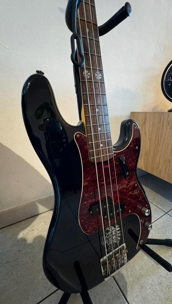 Basgitaar en versterker, Muziek en Instrumenten, Snaarinstrumenten | Gitaren | Bas, Zo goed als nieuw, Ophalen