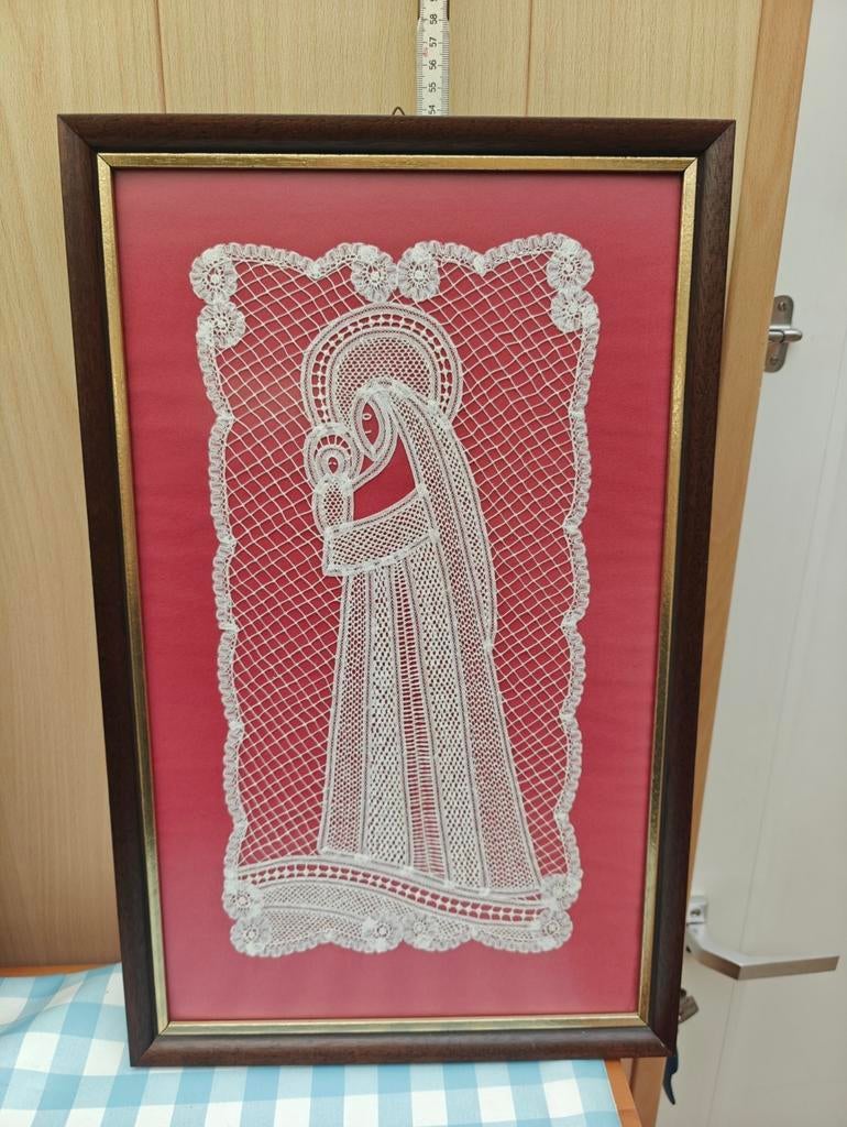 Kanten handwerk ingelijst, Ophalen