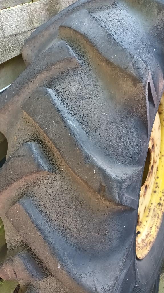 2 tractorwielen 24 duims, Zakelijke goederen, Landbouw | Onderdelen | Banden, Velgen en Assen, Ophalen