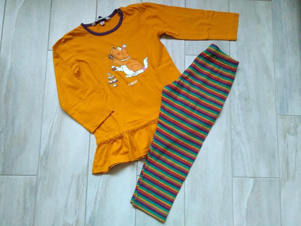 ✿ M104 - Woody pyjama thema hond als nieuw, Enlèvement ou Envoi, Comme neuf, Vêtements de nuit ou Sous-vêtements, Fille