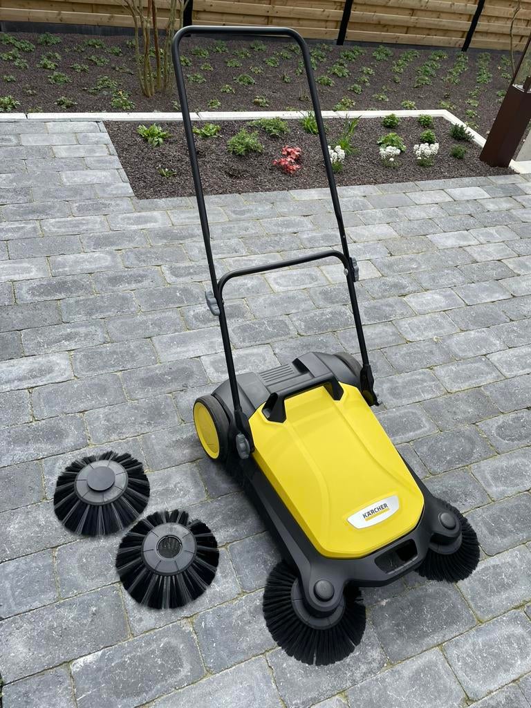 Kärcher veegmachine met 2 sets borstels, Ophalen, Zo goed als nieuw