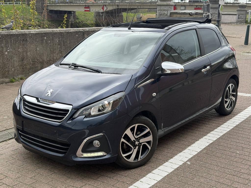 Peugeot 108 TOP Cabrio Allure - 1.2i - 68570km - 82pk Camera, Voorwielaandrijving, Stof, Zwart, 1199 cc