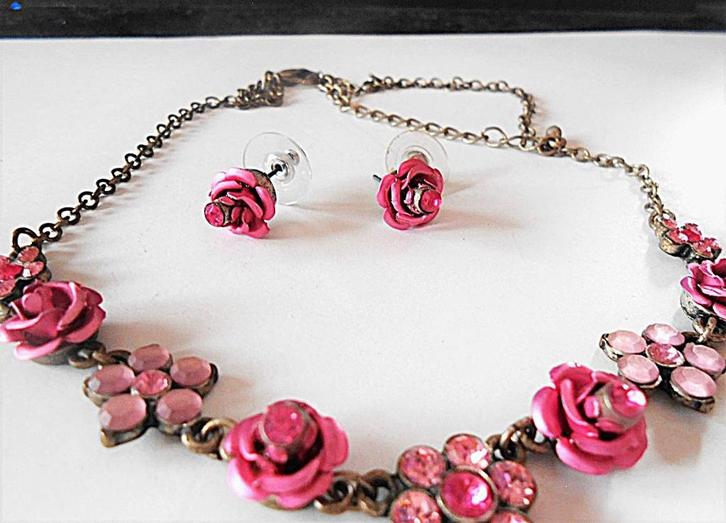 AVON: Zeer mooie, verfijnde set, Handtassen en Accessoires, Kettingen, Nieuw, Zilver, Roze, Ophalen of Verzenden