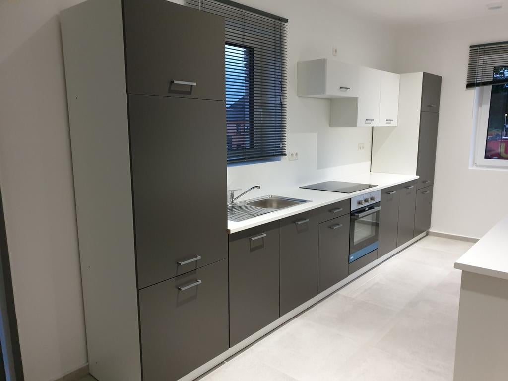 Nieuwe grijze keuken met toestellen, Ophalen, Nieuw, Grijs, Dubbelwandige keuken