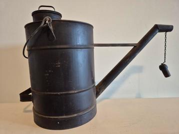 Oude metalen gas- of olietank  beschikbaar voor biedingen