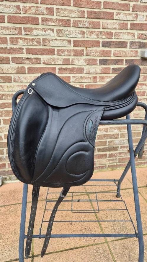 Selle dressage Devoucoux Loreak D3D 18', Animaux & Accessoires, Chevaux & Poneys | Brides & Harnachement, Comme neuf, Dressage