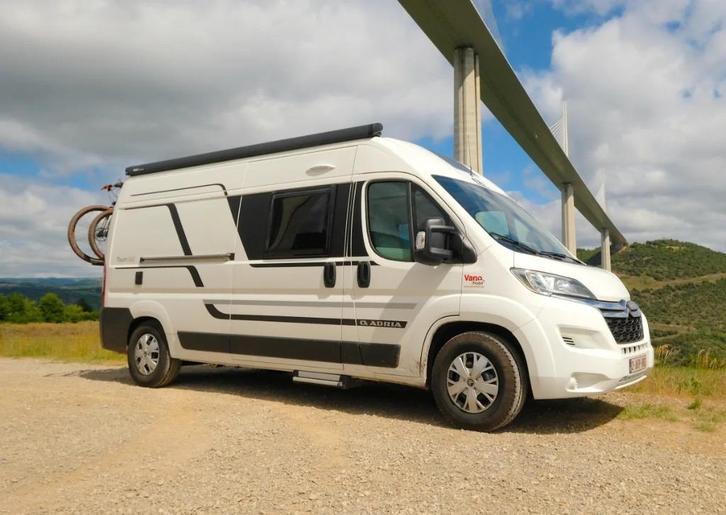 Adria Campervan, Caravans en Kamperen, Caravans, Particulier, tot en met 2, 2000 kg en meer, Treinzit, Adria, Dwarsbed, Vast bed