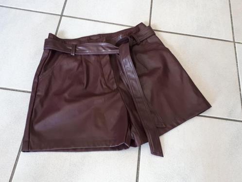 Amisu - Leather look shorts - (wijn)rood/bordeaux - maat 42, Kleding | Dames, Broeken en Pantalons, Nieuw, Maat 42/44 (L), Rood