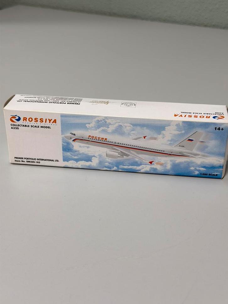 Rossiya Airlines Airbus A320 schaalmodel 1:200 – nieuw boxed, Hobby en Vrije tijd, Modelbouw | Vliegtuigen en Helikopters, Nieuw