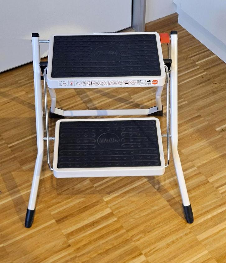 Marchepied pliant Hailo 2 marches (comme neuf), Bricolage & Construction, Échelles & Escaliers, Comme neuf, Escalier, Moins de 2 mètres