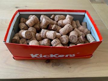 Boîte à chaussures remplie de bouchons en liège (2 disponibl, Enlèvement ou Envoi, Matériel
