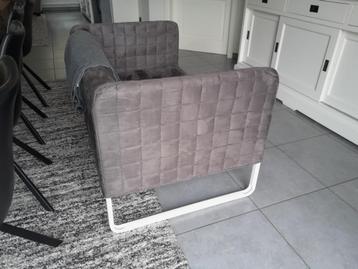  zitbank zetel Zeteltje voor op kot salontafel bijzettafel beschikbaar voor biedingen