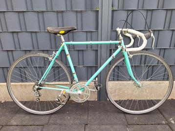 Groene retro racefiets beschikbaar voor biedingen