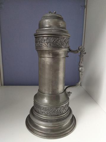 Antieke decoratieve tinnen pot beschikbaar voor biedingen