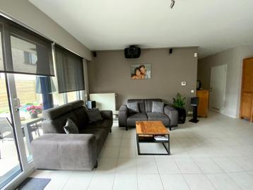 Modern salon in nieuwstaat! beschikbaar voor biedingen