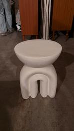 Sculpturale design kruk / bijzettafel – wit, Enlèvement, Utilisé
