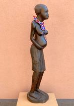 Grande statue africaine d'une jeune fille enceinte, Enlèvement