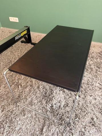 Minimalistische metalen bijzettafel beschikbaar voor biedingen