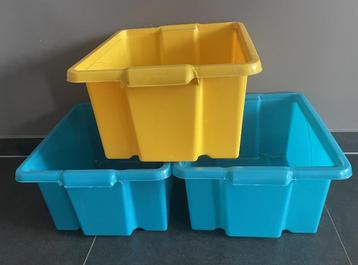 3 boîtes en plastique beschikbaar voor biedingen