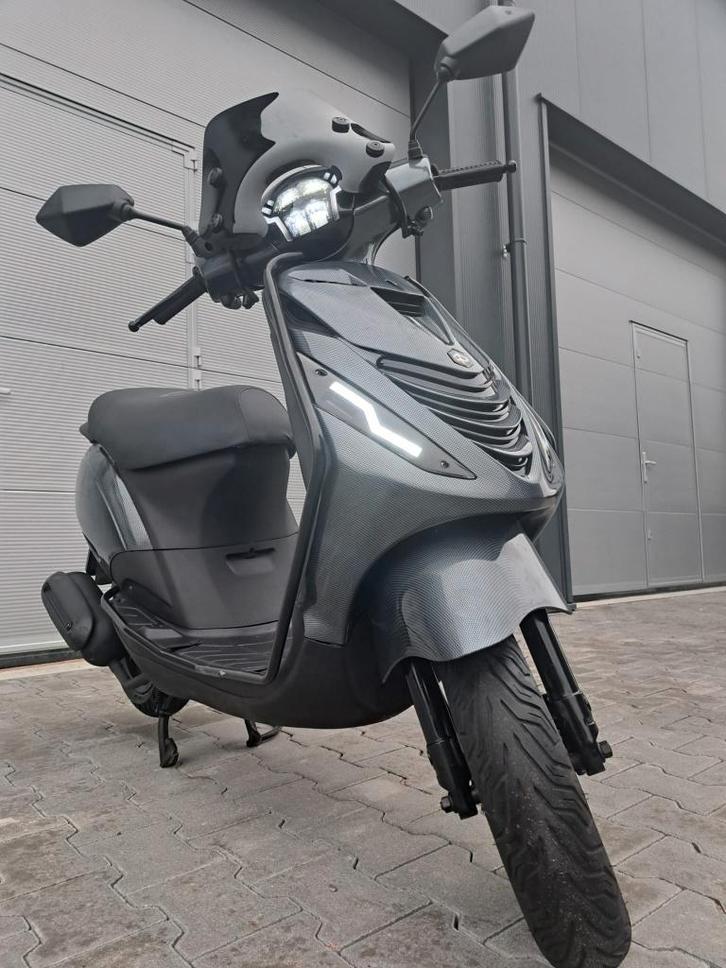 Piaggio Zip 4T Scooter Glans Carbon RS FULL LED (A-KLASSE), Fietsen en Brommers, Minibikes, Midibikes en Pitbikes, Zo goed als nieuw