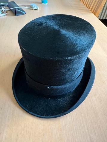Ensemble de différents chapeaux anciens, Enlèvement, Chapeau