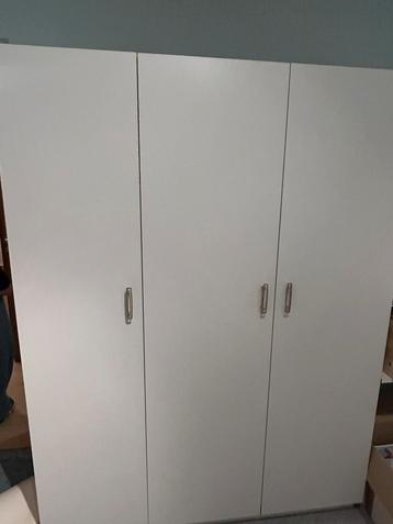 Witte kledingkast 140 cm breed met legplanken en hangruimte. beschikbaar voor biedingen
