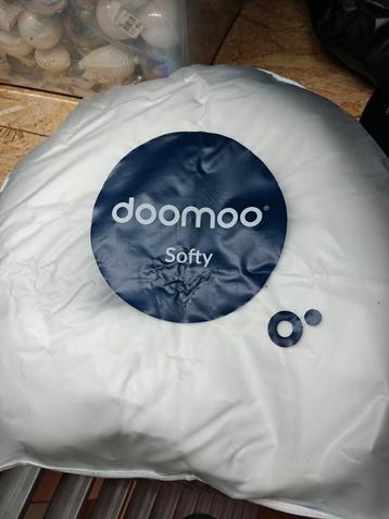 Doomoo (borst)voedingskussen beschikbaar voor biedingen