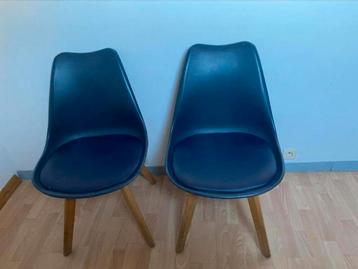 Prachtige Scandinavische stoel Nora blauwe houten poten, Huis en Inrichting, Stoelen, Ophalen