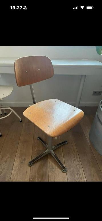 Vintage bureaustoel beschikbaar voor biedingen