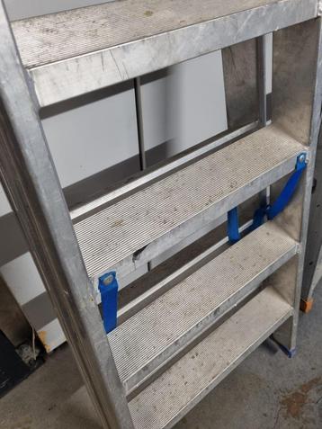dubbele ladder 2 X 6 treden beschikbaar voor biedingen