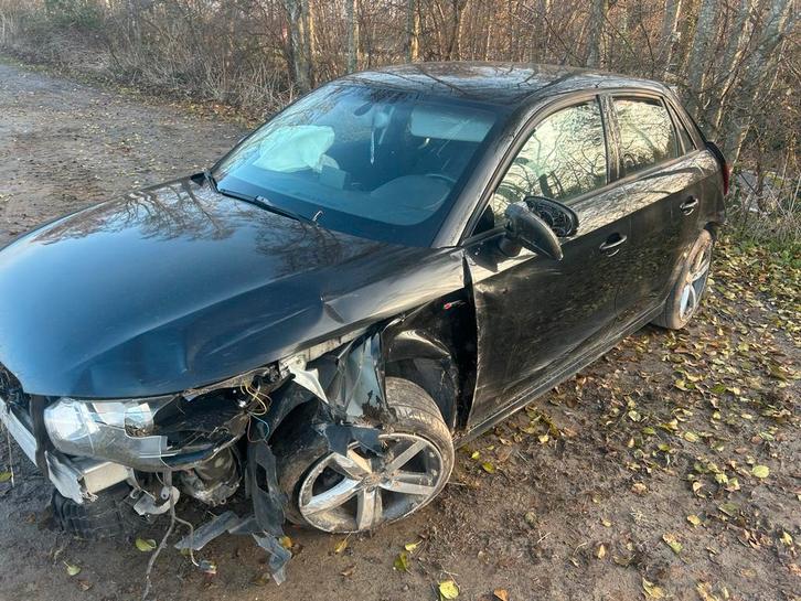 Audi A1 S-line accidenté, Auto's, Audi, Particulier, A1, Diesel, Euro 5, 5 deurs, Handgeschakeld, Zwart, Zwart, Ophalen