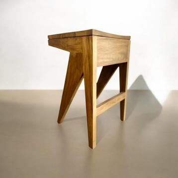 Tabouret en V en bois massif disponible aux enchères