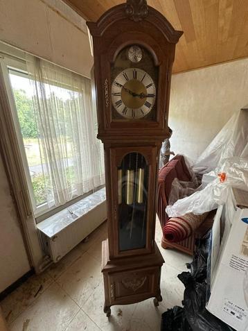 Horloge sur pieds en bois, Enlèvement, Utilisé