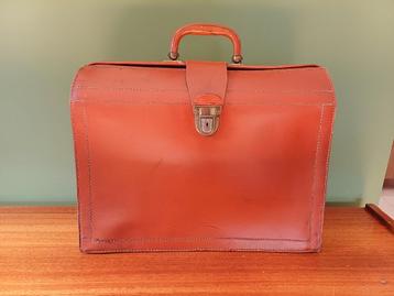 Vintage boekentas, dokterstas bruin leder beschikbaar voor biedingen