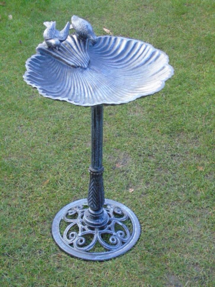 Vogelbad op voet gietijzer met grijsblauwe patina, ruime keu, Tuin en Terras, Vogelhuisjes en Vogelbaden, Nieuw, Ophalen