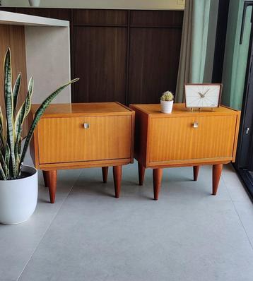 Prachtige set vintage teakhouten nachtkastjes beschikbaar voor biedingen
